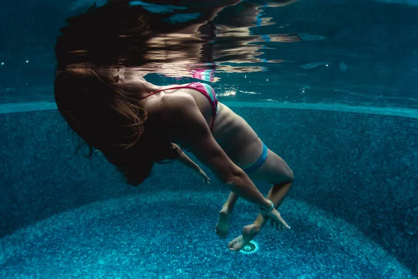 Vista Subaquática Jovem Mulher Relaxando Piscina Tropical — Fotografia de Stock