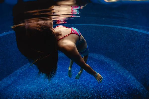 Vista Subaquática Jovem Mulher Relaxando Piscina Tropical — Fotografia de Stock