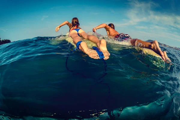 Couple Surfers Paddles Surf Board Ocean — Stock Photo, Image