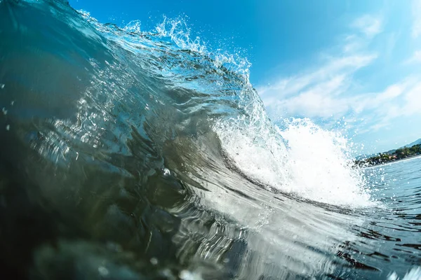 热带海滩上的蓝色海浪破浪 — 图库照片