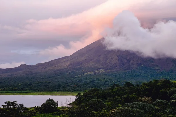 Arenal Vulkánja Napkeltekor Felhőkkel Borítva Costa Ricában — Stock Fotó