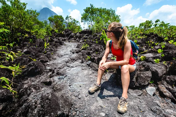 地平線に火山とハードと岩の溶岩の歩道でリラックス若い女性ハイカー — ストック写真