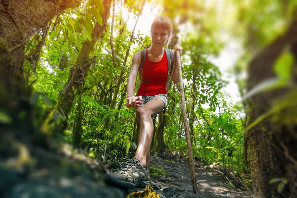 Jovem Caminhante Aplicando Repelente Mosquitos Densa Floresta Tropical Efeito Deslocamento — Fotografia de Stock