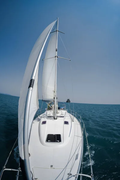 Barco Vela Mueve Mar Bajo Las Velas —  Fotos de Stock