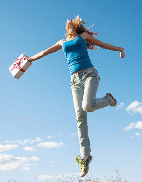 Mujer Joven Salta Con Caja Presente Sobre Fondo Del Cielo — Foto de Stock