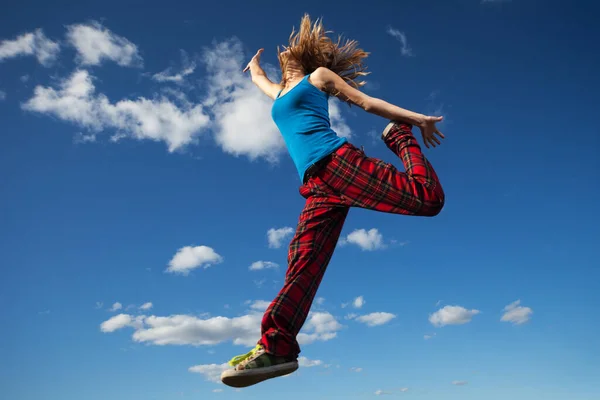 Νεαρή Γυναίκα Πηδά Πάνω Από Μπλε Φόντο Ουρανό — Φωτογραφία Αρχείου