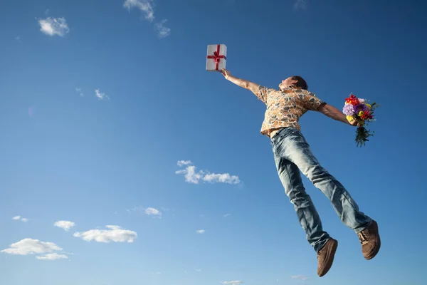 Jeune Homme Vole Dans Ciel Avec Boîte Ses Fleurs — Photo