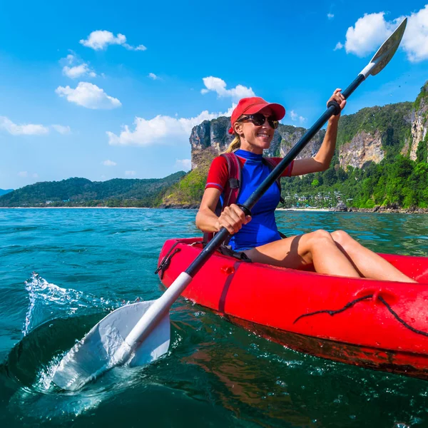 在热带海洋里 女人划着红色的皮划艇 — 图库照片