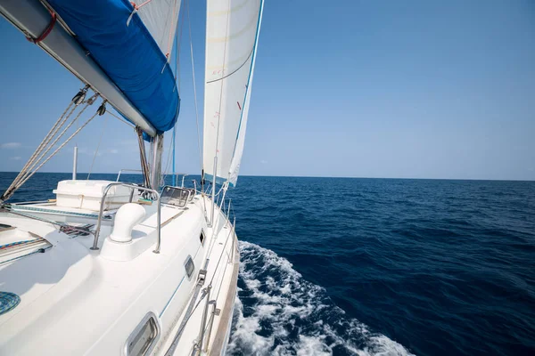 Вітрильний Човен Рухається Відкритому Морі Під Вітрилами Немає Землі Або — стокове фото