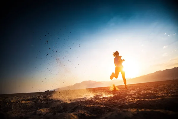 女は砂塵で砂漠を走る — ストック写真