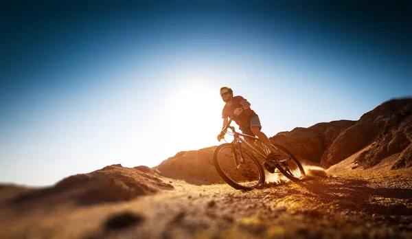 Man Rides Bicycle Dry Desert Terrain — Stock Photo, Image