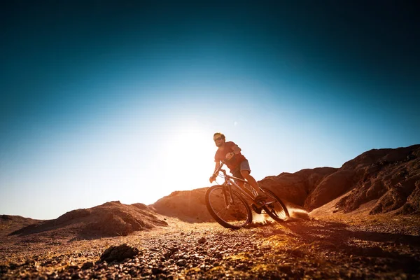 Homem Monta Bicicleta Terreno Deserto Seco — Fotografia de Stock