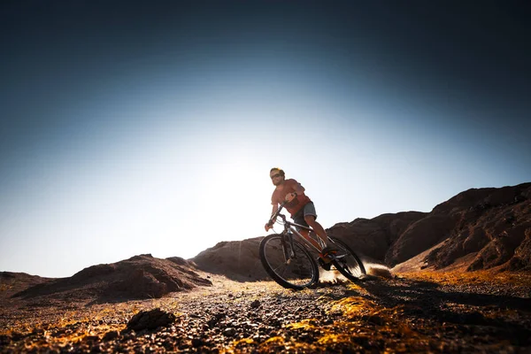 Man Rides Bicycle Dry Desert Terrain — Stock Photo, Image