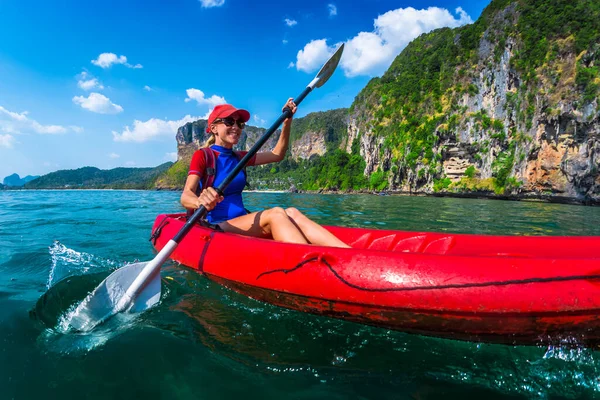 Woman Paddles Red Kayak Tropical Sea — Stock Photo, Image