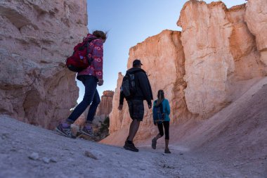 Bryce Canyon Ulusal Parkı 'ndaki taş yolda ilerleyen yürüyüşçüler.