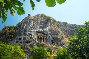 Fethiye kaya mezarları. Dik kayalıklara oyulmuş M.Ö. 4. mezarlar. Fethiye, Türkiye.