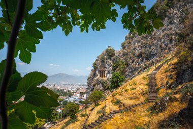 Fethiye kaya mezarları. Dik kayalıklara oyulmuş M.Ö. 4. mezarlar. Fethiye, Türkiye.