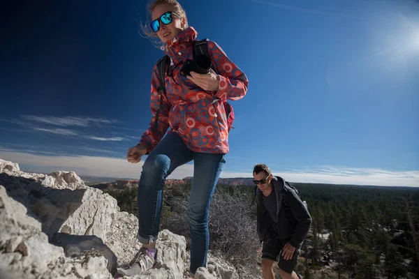 Toeristen Klimmen Naar Heuvel Bij Het Bryce Canyon National Park — Stockfoto