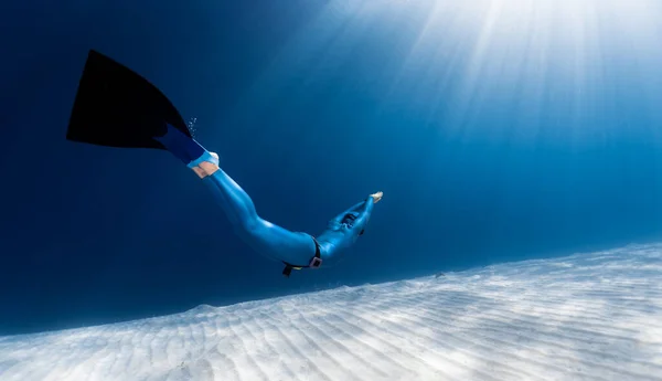 Kobieta Freediver Ślizga Się Piaszczystym Dnie Morza — Zdjęcie stockowe