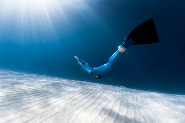 Woman Freediver Glides Sandy Sea Bottom — Stock Photo, Image