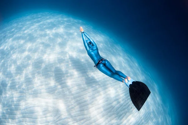 Mulher Freediver Desliza Sobre Fundo Mar Arenoso Com Monofin — Fotografia de Stock