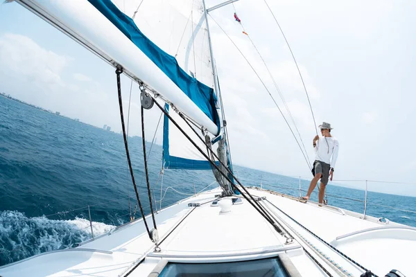 Jeune Homme Chapeau Naviguant Seul Dans Une Mer Tropicale Vue — Photo