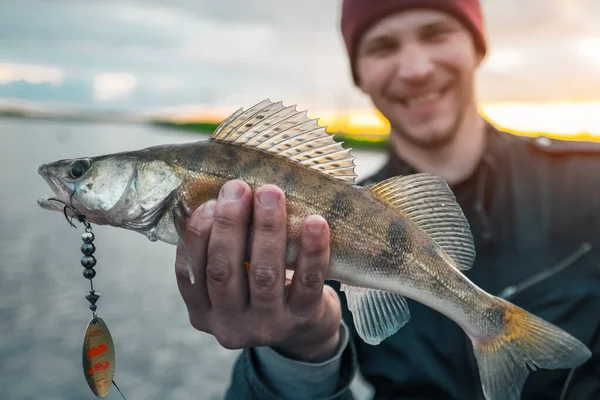 Glücklicher Fischer Hält Den Fisch — Stockfoto