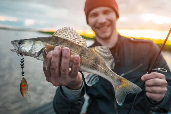 Pescador Feliz Detém Peixe — Fotografia de Stock