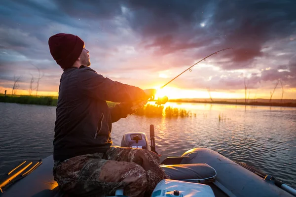 Homem Que Pesca Lago Partir Barco Pôr Sol — Fotografia de Stock