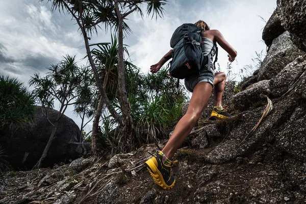 Mulher Caminhante Com Mochila Sobe Terreno Rochoso Íngreme — Fotografia de Stock