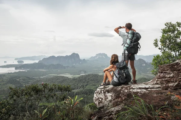 Twee Wandelaars Ontspannen Top Van Een Berg Met Een Prachtig — Stockfoto