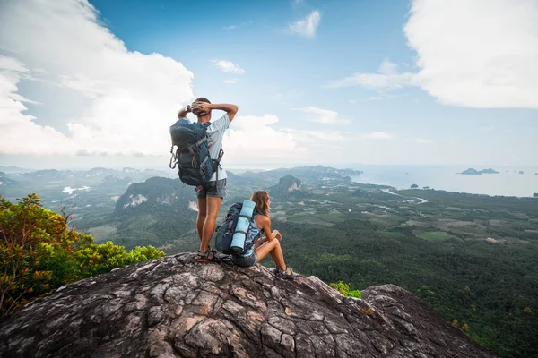 Dva Turisté Relaxují Vrcholu Hory Krásným Výhledem — Stock fotografie