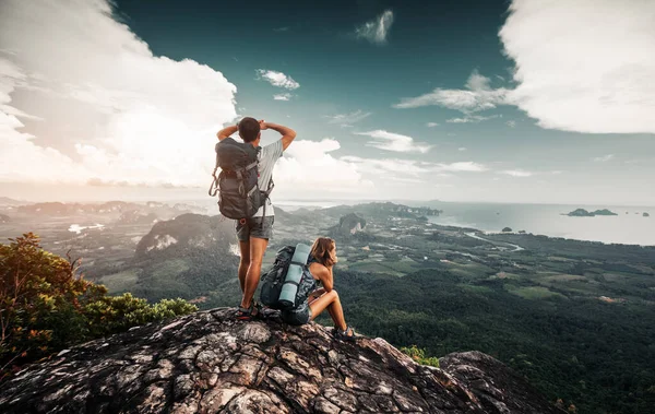 Turisté Relaxují Vrcholu Hory Užívají Nádherný Výhled Údolí — Stock fotografie