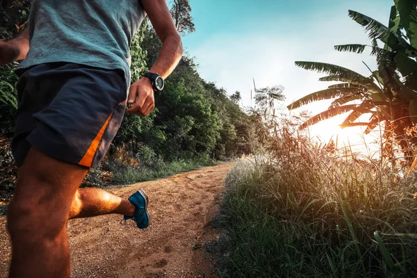 Atletische Man Loopt Een Landelijke Tropische Weg Tijdens Zonsondergang — Stockfoto