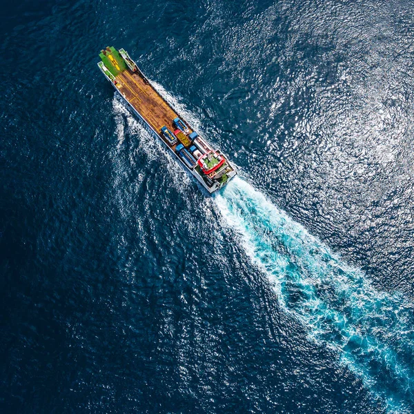 Tiro Aéreo Navio Carga Movendo Oceano — Fotografia de Stock