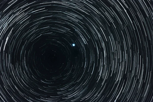 Recogida Cielo Estrellado Con Senderos Estrella Polar Centro — Foto de Stock