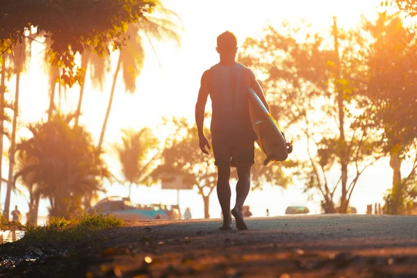 Hombre Con Tablas Surf Caminatas Descalzo Calle Hacia Océano Con — Foto de Stock