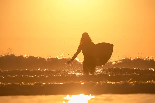Frau Mit Surfbrett Läuft Mit Vielen Spritzern Aus Dem Meer — Stockfoto