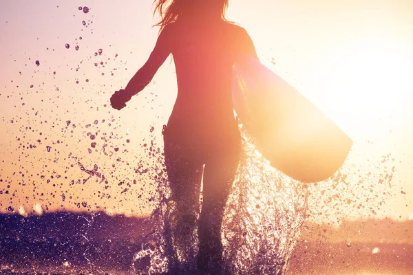 Vrouw Met Surfplank Loopt Van Oceaan Bij Zonsondergang — Stockfoto