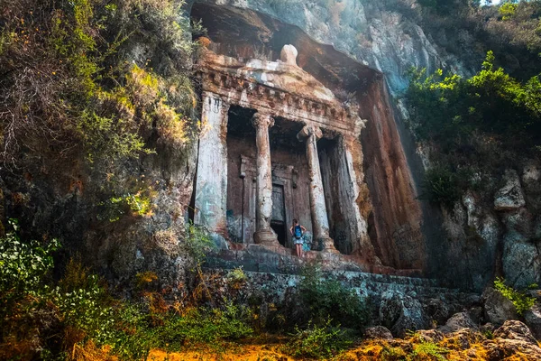 Tombes Rupestres Amyntas Tombes Sculptées Dans Une Falaise Escarpée Touriste — Photo