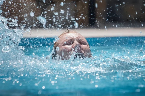 飛沫でプールに溺れる者 — ストック写真