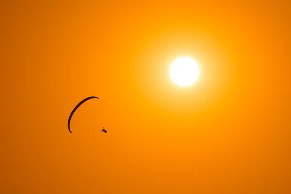 Gleitschirm Fliegt Himmel Mit Sonne Hintergrund — Stockfoto