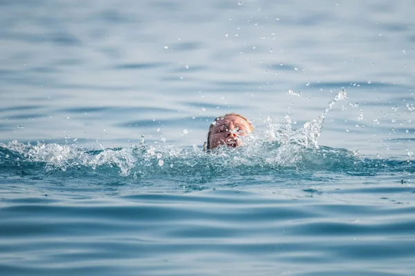 Γυναίκα Πνίγεται Στη Θάλασσα — Φωτογραφία Αρχείου