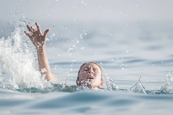 海に溺れる女 — ストック写真