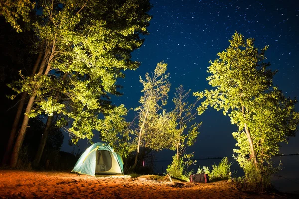 Stan Postavený Mezi Ozářenými Stromy Pobřeží Řeky Hvězdami Noční Obloze — Stock fotografie