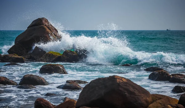 Onda Oceânica Poderosa Quebra Nas Rochas — Fotografia de Stock