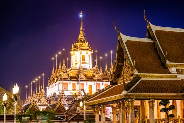 Belyst Loha Prasat Metal Castle Thailand — Stockfoto