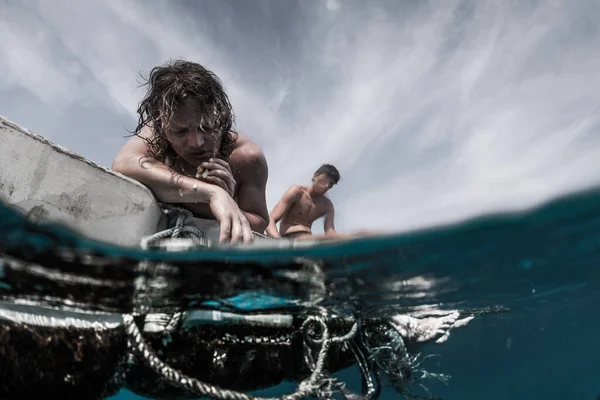 Adam Tropikal Denizde Yüzüyor Yeniden Doğuşu Bekliyorlar — Stok fotoğraf