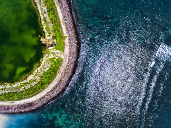 Letecký Snímek Modrého Moře Vlnami Zeleného Ostrova Rybníkem — Stock fotografie