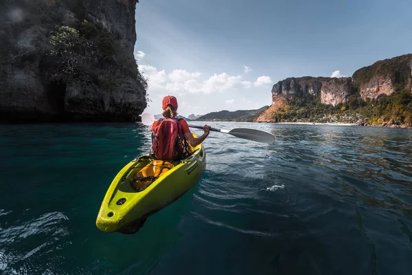 Žena Pádluje Kajak Klidném Moři Mezi Tropickými Ostrovy — Stock fotografie
